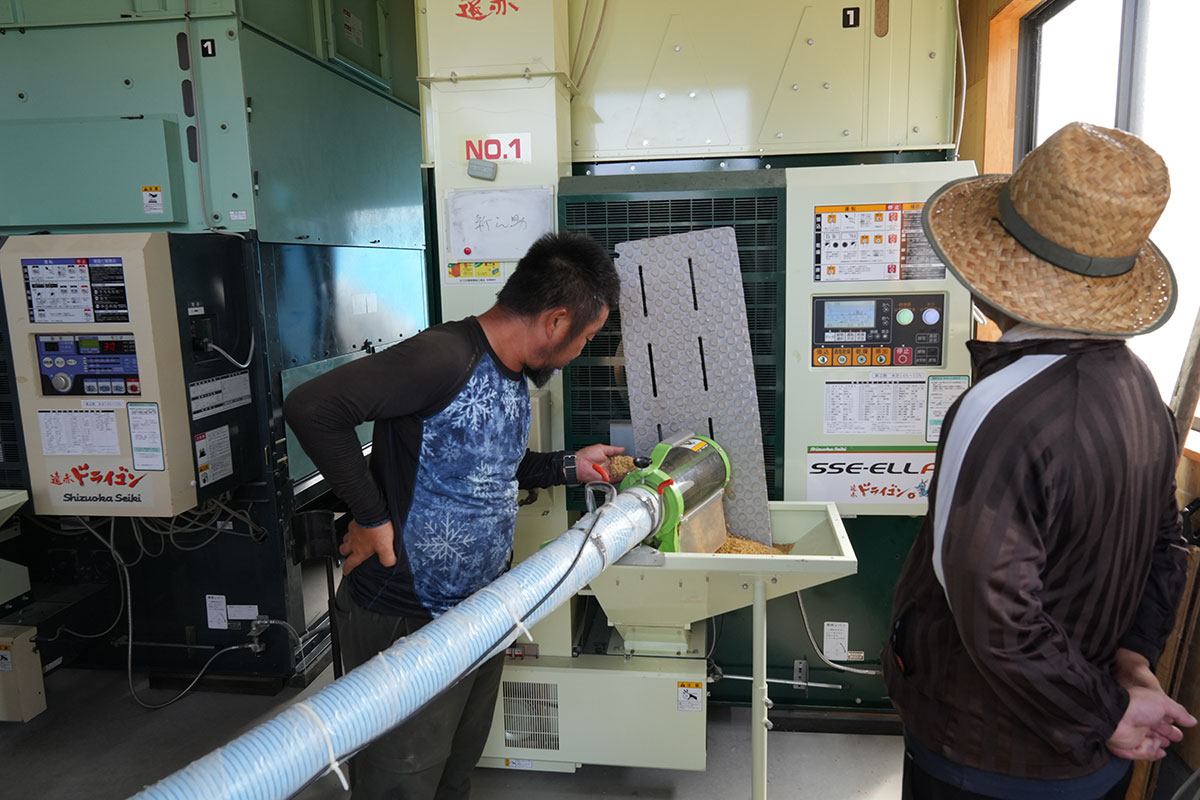 遠赤外線乾燥機の全体と操作する様子